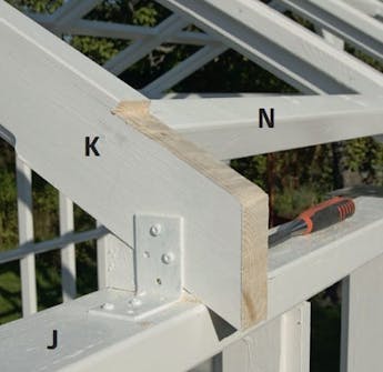 Spær skæres til på orangeri Forneden skæres spær til orangeri til